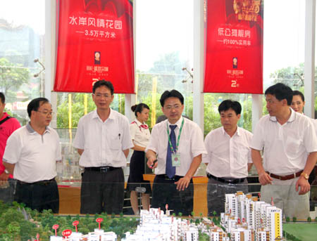 崇左市政協(xié)副主席、市工商聯(lián)主席玉如鋒（右四）一行聽取房地產(chǎn)公司匯報(bào)