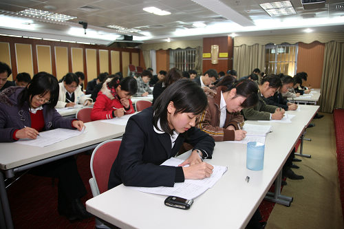 集團總部員工在進行相關規章制度方面的考試