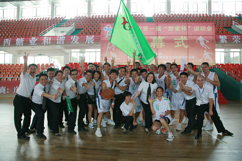 圖為在比賽現(xiàn)場運(yùn)動(dòng)員及拉拉隊(duì)合影留念