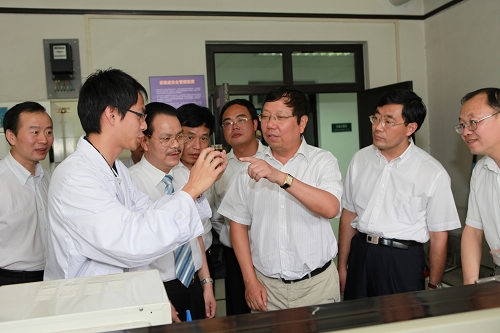 在清華大學生物柴油研究室，趙樂秦（右三）一行聽取關于微藻生物柴油研發的情況