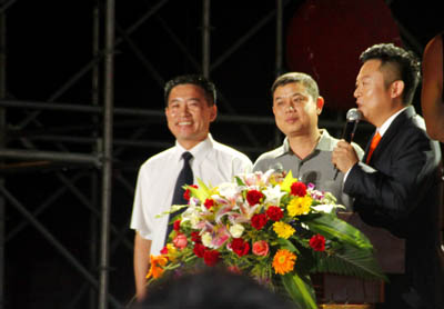 房地產公司李寶忠副總經理(左一)接受廣西電視臺著名主持人孫勇(左三)采訪
